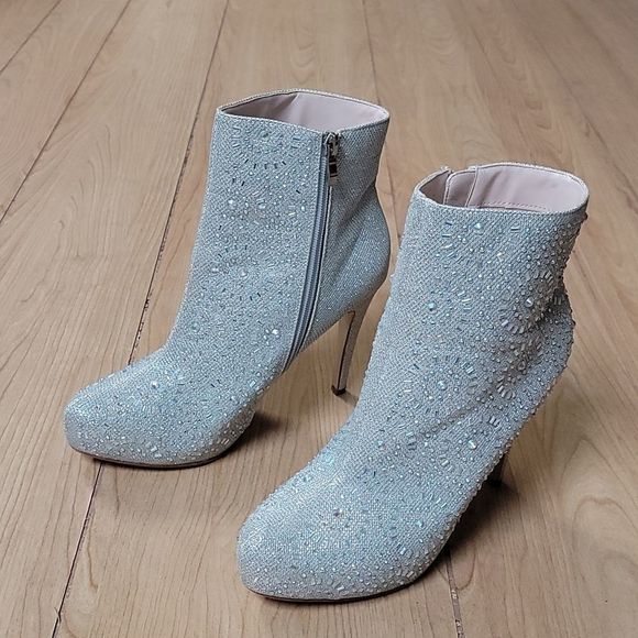 LAUREN LORRAINE "SIMMER" SILVER EMBELLISHED ANKLE BOOTS, SIZE 9.5 - Picture 3 of 11
